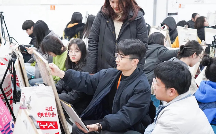 老师们现场为同学们做国美模拟考题的范画(1) 老师们现场为同学们做国美模拟考题的范画(1)